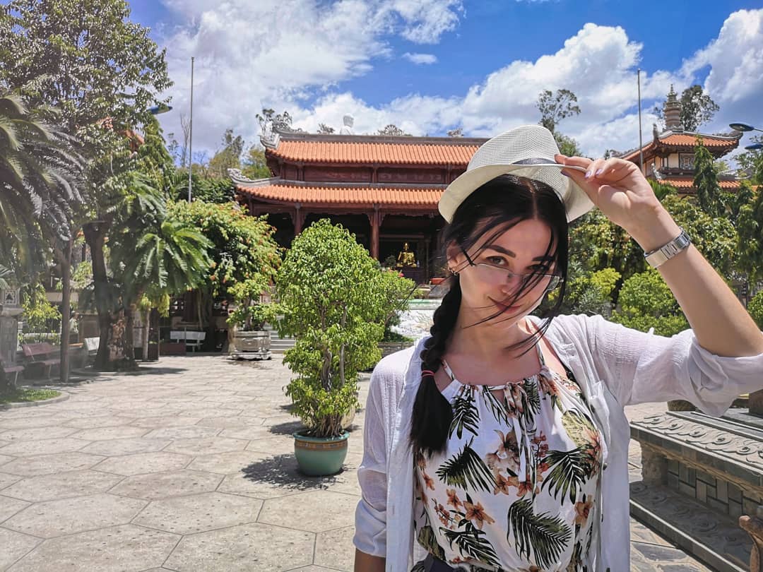 Du khách tới chùa Long Sơn có thể tịnh tâm, thư giãn và cầu an cho gia đình