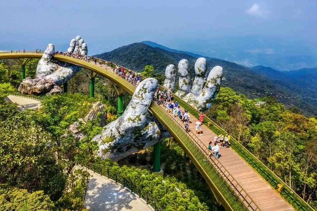 Cầu Vàng nổi tiếng trong ngành du lịch Việt Nam