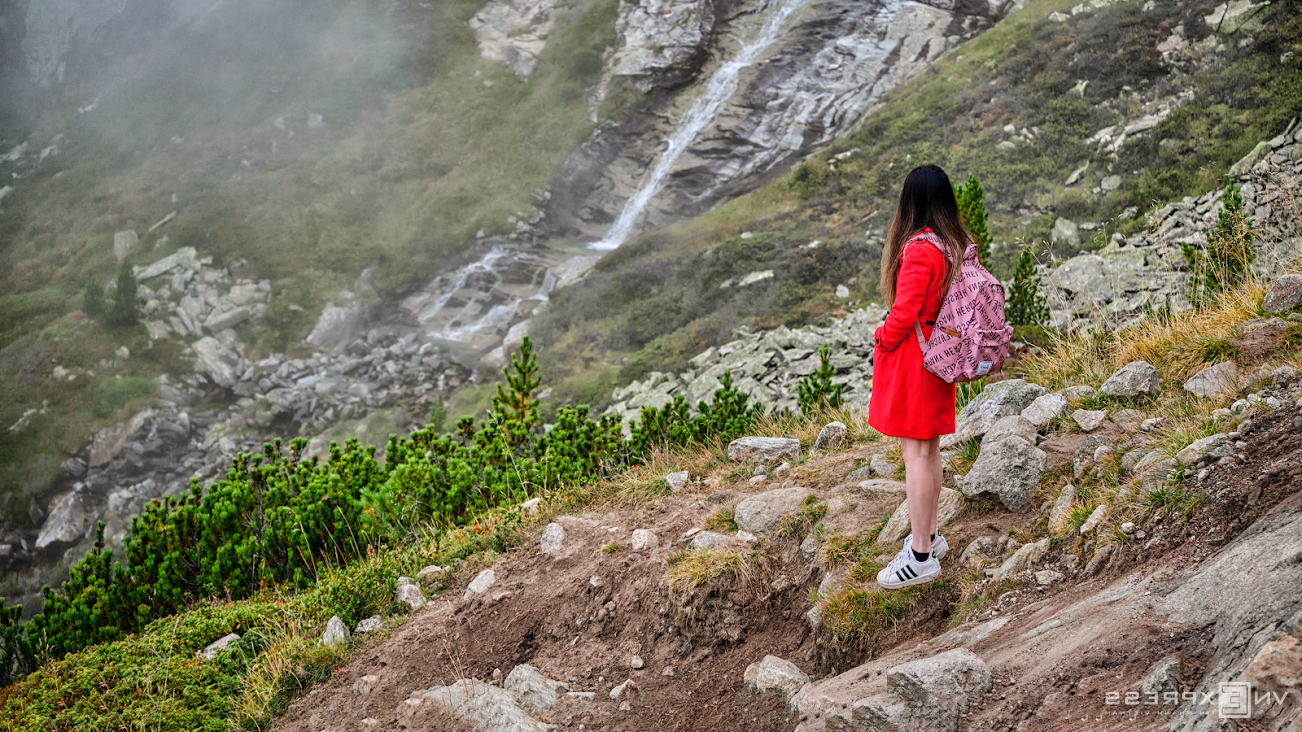 Cô gái Việt mặc váy leo núi cao hơn 2.300 m ở Áo, "vỡ òa" trong khung cảnh đẹp như mơ 