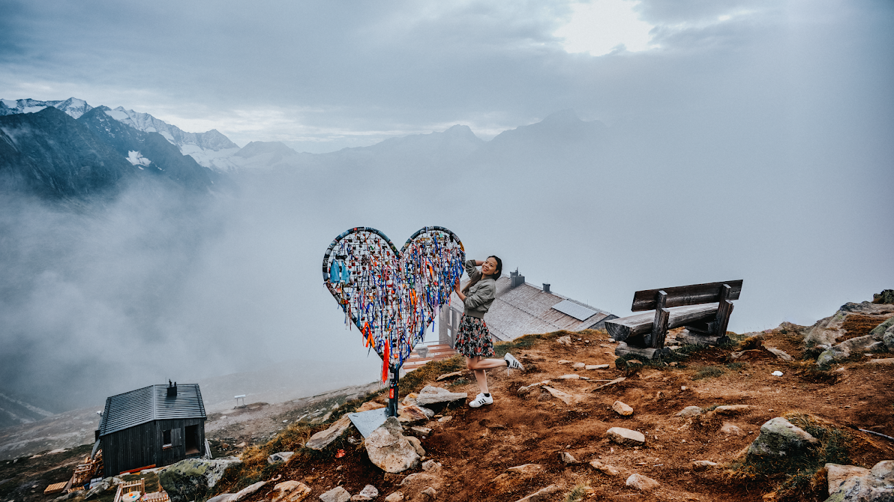 Cô gái Việt mặc váy leo núi cao hơn 2.300 m ở Áo, "vỡ òa" trong khung cảnh đẹp như mơ 