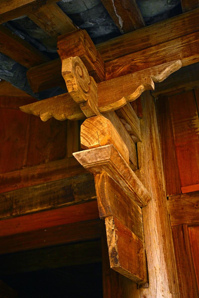 Các cấu kiện gỗ đều được chạm khắc hoa văn tinh xảo