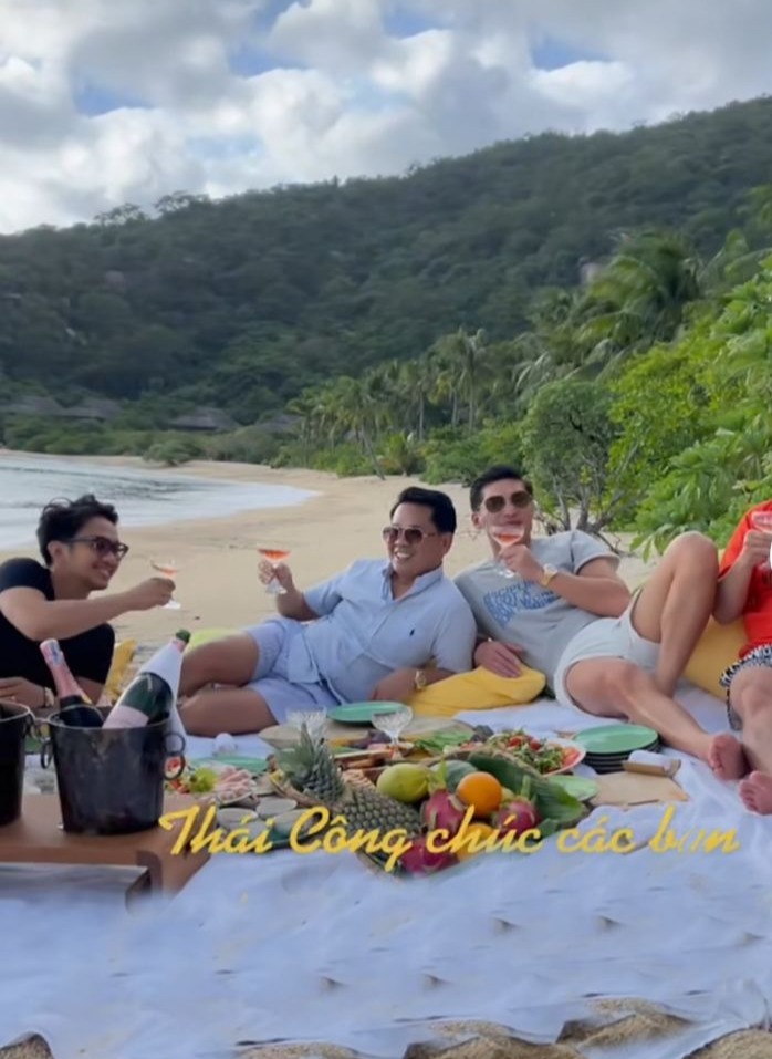 Mới đầu năm, Thái Công và bạn trai kém 17 tuổi đã phát cẩu lương: "chill" trên bãi biển cũng phải tình tứ như này