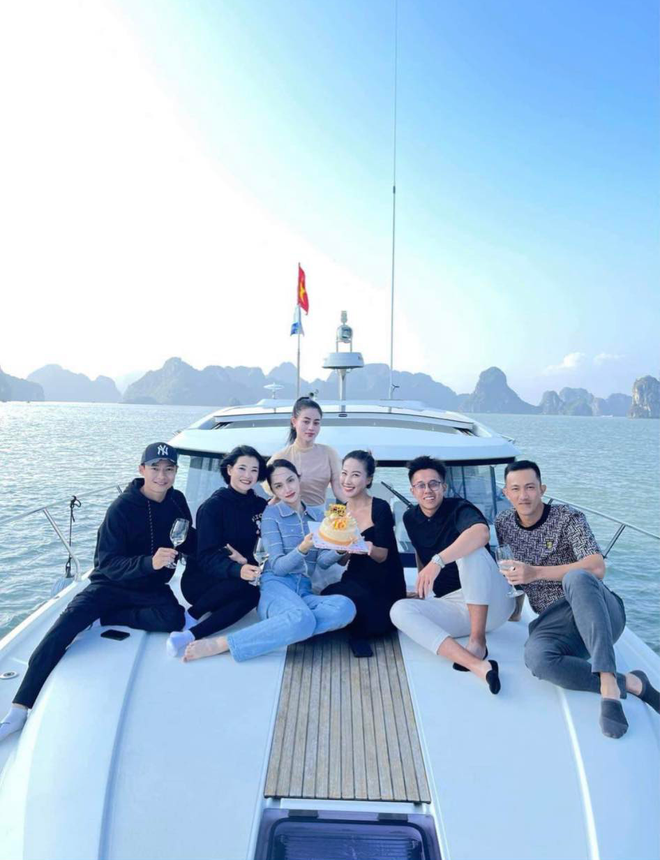 Hương Giang, Matt Liu cùng nhóm bạn đang có chuyến nghỉ dưỡng trên du thuyền