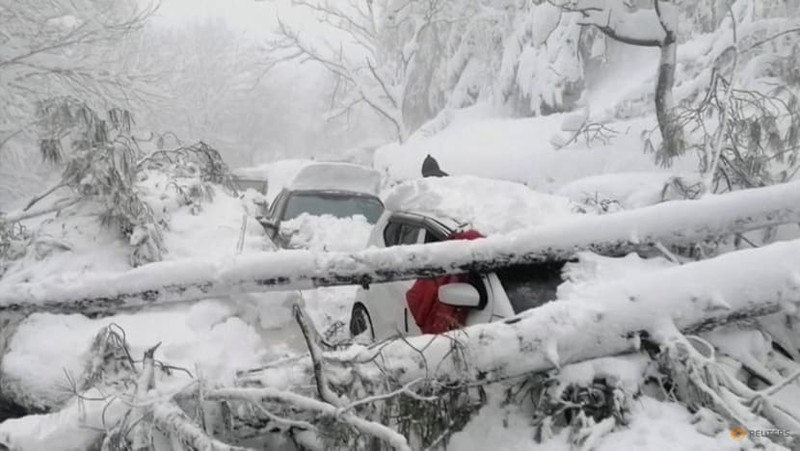 Hàng ngàn du khách hào hứng đi ngắm tuyết nhưng không may gặp thảm kịch, hơn 20 người chết cóng trong xe