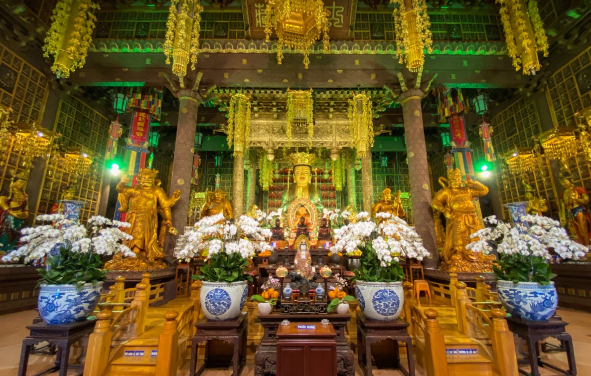 Bên trong chánh điện Minh Thành có nhiều tượng Phật bằng gỗ phủ sơn cao 4m