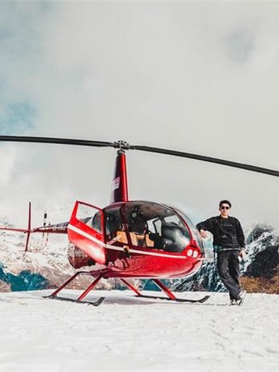 Travel blogger chi 5 triệu bay trực thăng lên đỉnh núi tuyết cao 5.600m ở Nepal