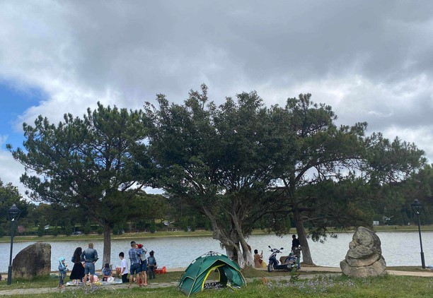 Người người đến hồ Xuân Hương cắm trại vì tình trạng cháy phòng
