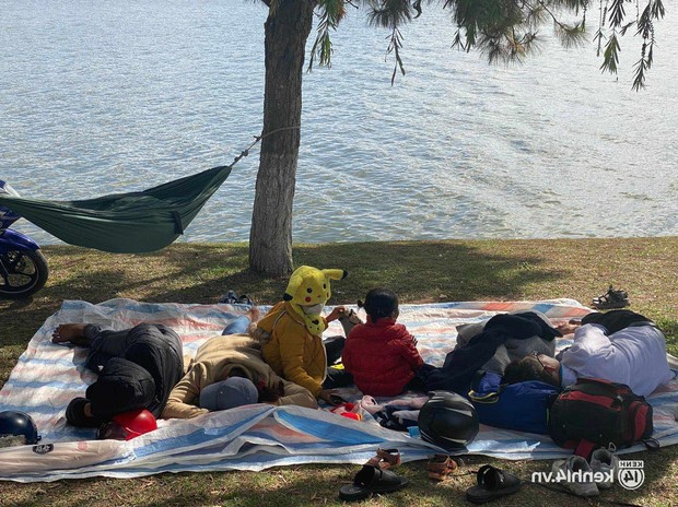 Người người đến hồ Xuân Hương cắm trại vì tình trạng cháy phòng