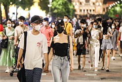 Toàn cảnh đêm Valentine ở Sài Gòn và Hà Nội:  đâu cũng thấy cặp đôi rủ nhau tràn ra đường đông nghịt từ phố đến công viên, thủ đô không đông mà điều gì vẫn gây sốc?