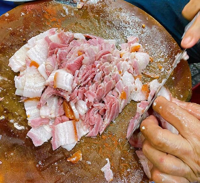 Không kìm lòng nổi trước ổ bánh mì ba rọi khổng lồ độc nhất vô nhị tại Sài Gòn: 45k/ổ, thịt để nguyên tảng không cắt 