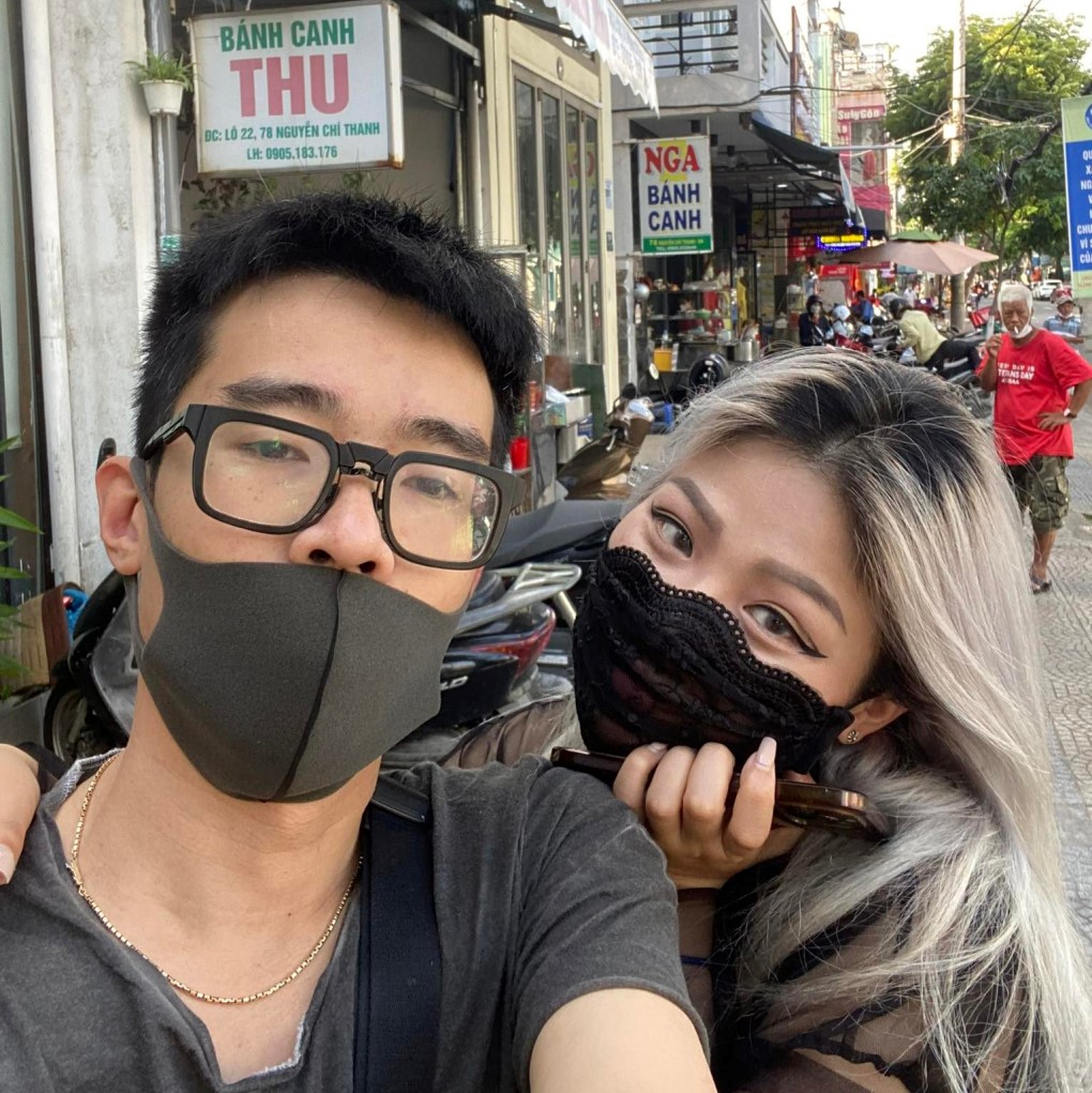 Thay vì hốt hoảng, hai vợ chồng quyết định tận hưởng thời gian ở Đà Nẵng