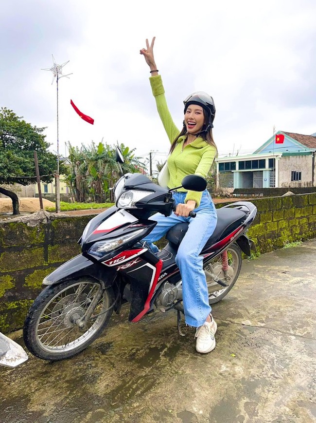Đẳng cấp thân thiện như hoa hậu Thuỳ Tiên: chạy show bằng xe máy 