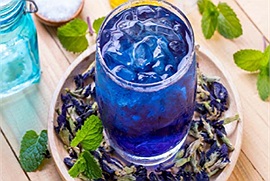 Nhìn cốc trà hoa đậu biếc màu xanh bắt mắt, hương vị thơm ngon đâu ai ngờ là thần dược quý cho sắc đẹp và sức khỏe trong mùa dịch