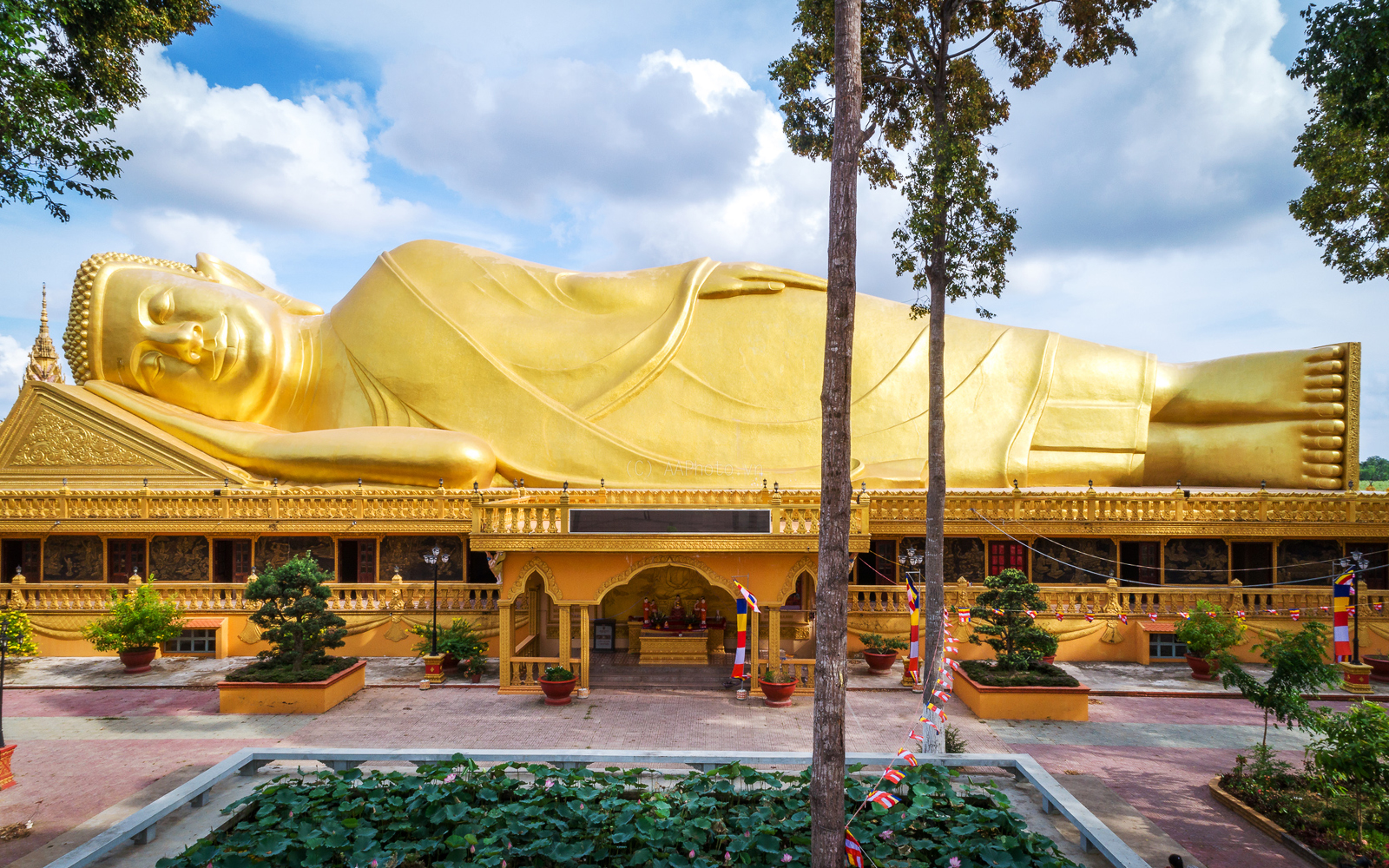tượng Phật nhập Niết Bàn được phủ sơn son thiếp vàng dài 54m