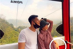 Lệ Quyên cùng tình trẻ đi du lịch miền tây, "bàn tay hư" chỉ chăm chăm đánh dấu chủ quyền