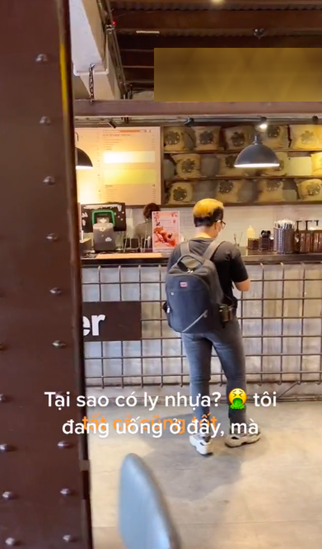 Nhân viên quán cà phê Sài Gòn bị khách Tây chê lười biếng vì phục vụ bằng ly nhựa