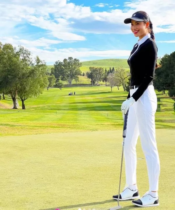 Phạm HƯơng chekc in sân golf