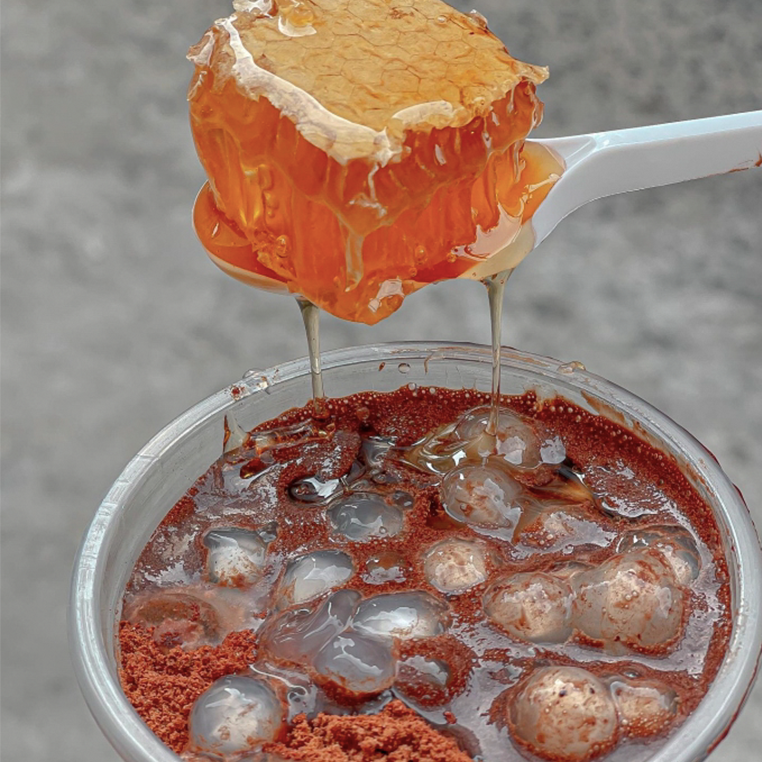Milo đá bào là xưa rồi, giờ phải đến Sài Gòn và thử combo siêu lạ giữa cacao dừa và topping “sáp ong” mới đúng trend 