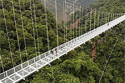 Cầu kính Bạch Long ở Sơn La xác lập kỷ lục Guinness mới cho Việt Nam, vượt mặt Trung Quốc thành cầu kính dài nhất thế giới