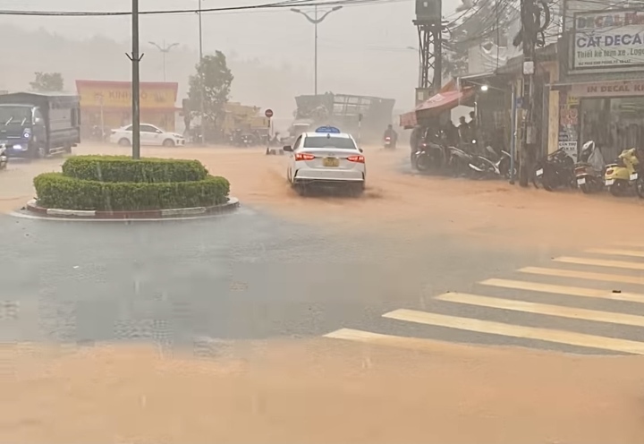 Đà Lạt ngập lụt sau mưa lớn