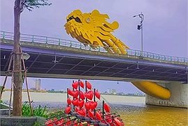 Cây tình yêu sông Hàn - Đà Nẵng hư hại sau bão Noru, may không trái tim nào vỡ tan