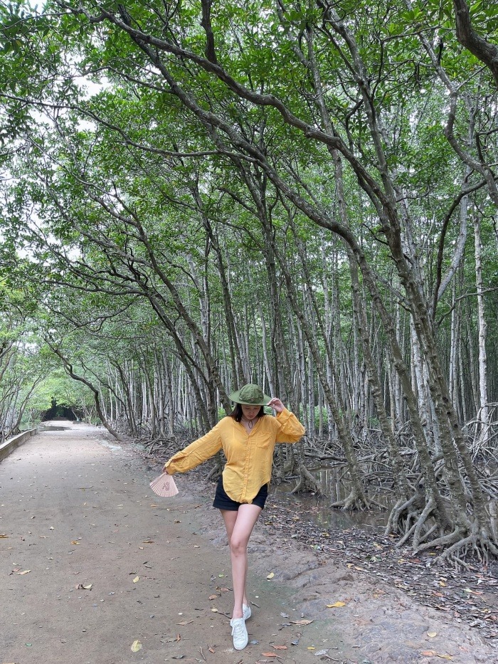 Hoa hậu Mai Phương Thúy đổi gió ở Cần Giờ, check-in rừng Sác