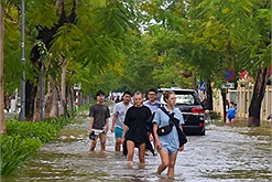 Khách Tây mê đi thuyền giữa phố và lội nước lũ xem người Huế bắt cá sau mưa