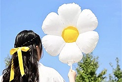 Giới trẻ rủ nhau đi hồ Tây chill với bóng bay hoa cúc, bắt ngay kẻo lỡ trend