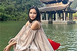 Ngọc Châu rạng rỡ tại Tràng An, diện đồ không "khoe" mà vẫn chiếm trọn spotlight vì màu sắc rất hợp với khung cảnh