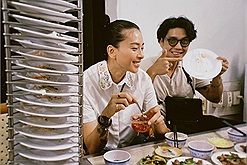 Ngô Thanh Vân - Huy Trần đi Buôn Mê Thuột ăn bánh ướt, lộ chi tiết chứng minh độ hạnh phúc