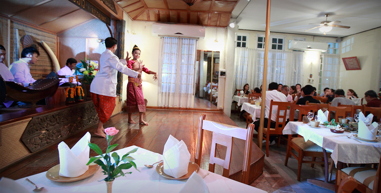 nhà hàng khi đi du lịch nước bạn Lào