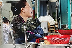 Rủ nhau đi ăn "đặc sản chửi" ở Sài Gòn, hơn 40 năm khách vẫn đông nghịt