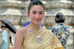 Tiểu Vy - Thanh Thủy check in chợ đêm và chùa Wat Arun ở Thái Lan, "gấp đôi" sự xinh đẹp