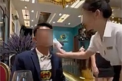 Chơi "chiêu" đút thức ăn, lau miệng cho khách, một nhà hàng ở TP HCM bị phản đối: Có tiền muốn gì cũng xong?!