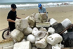 Bãi biển Tình Yêu ở Cô Tô "ngập trong rác", chính quyền vào cuộc