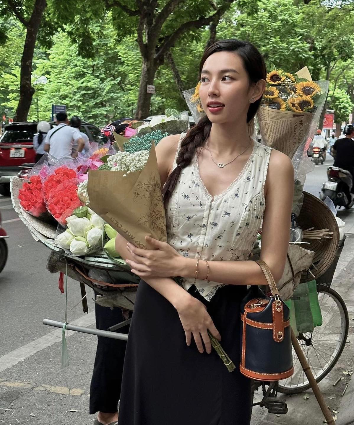 Hoa hậu Thùy Tiên tranh thủ check-in liền đường phố thủ đô