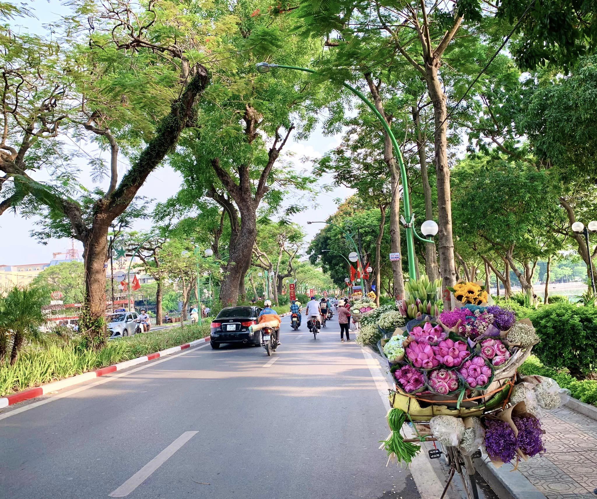 Hoa hậu Thùy Tiên tranh thủ check-in liền đường phố thủ đô