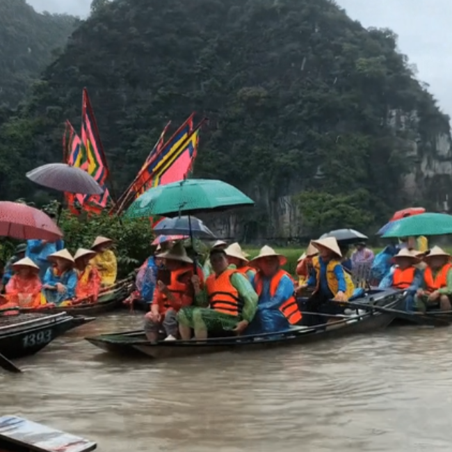 Trớ trêu thay cho các du khách du lịch Ninh Bình mùa mưa 
