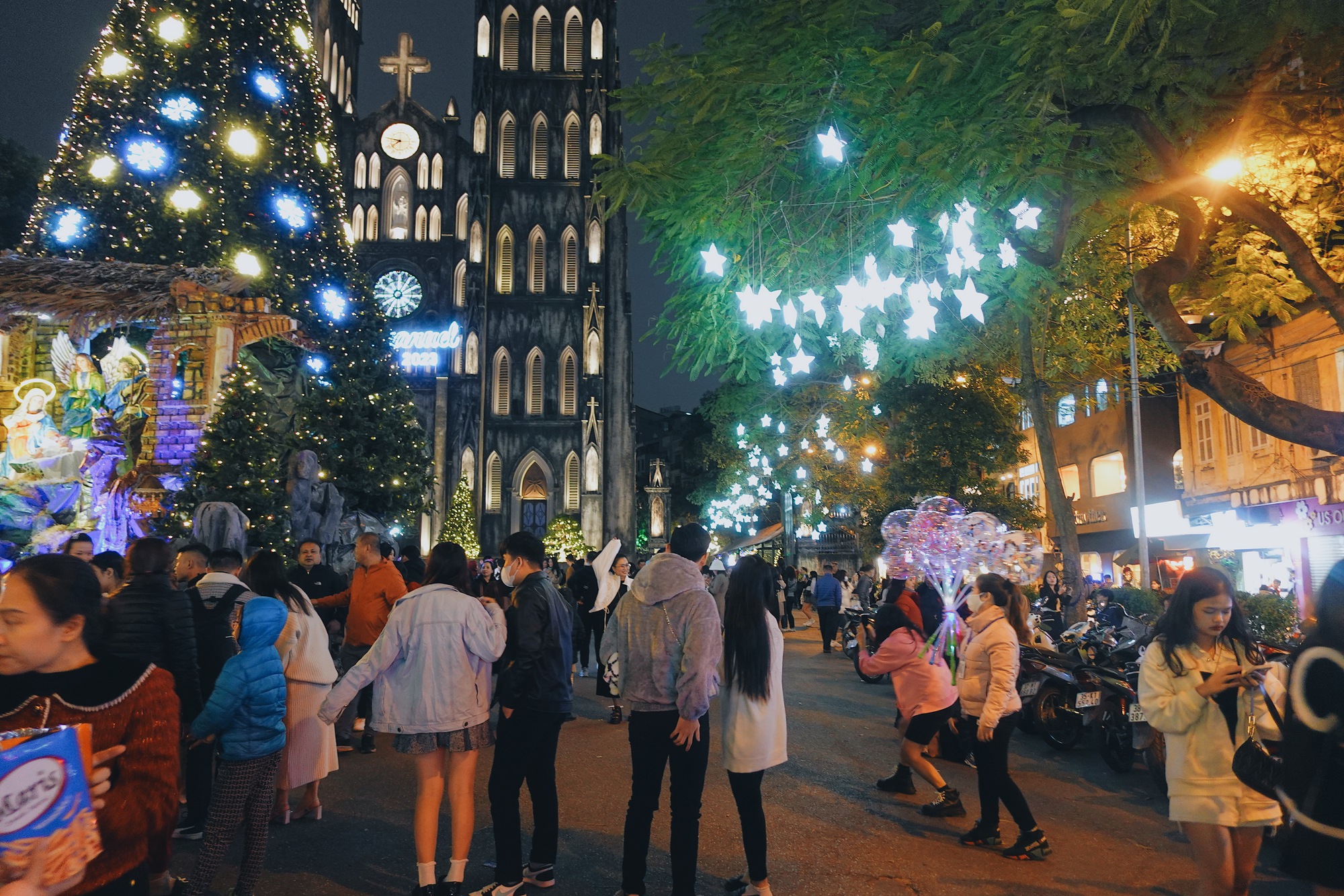 Noel đang đến gần trên khắp phố phường Hà Nội, đặc biệt là Nhà Thờ Lớn