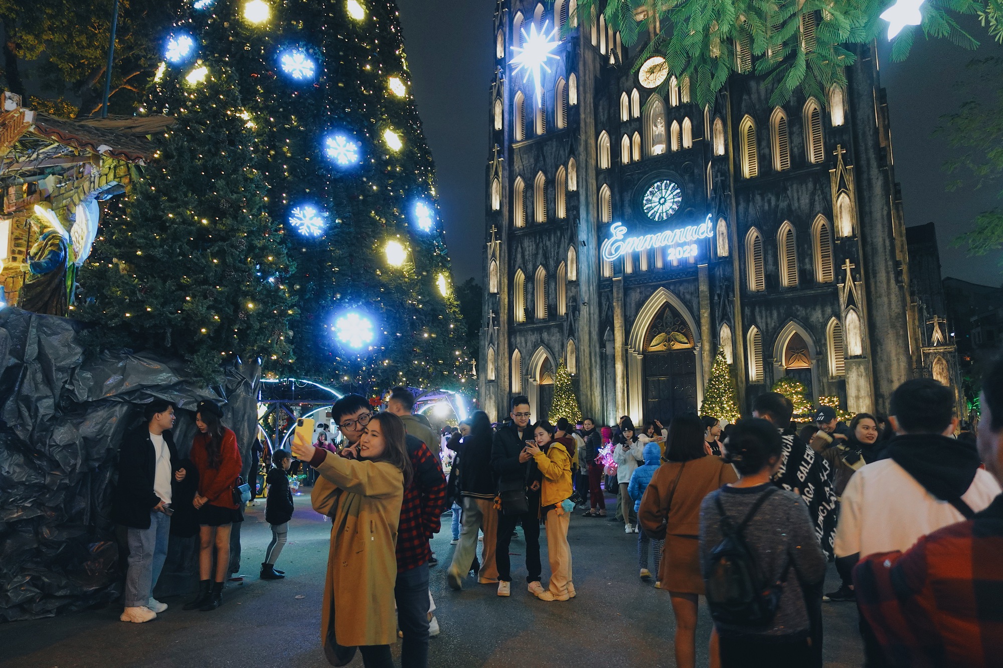 Noel đang đến gần trên khắp phố phường Hà Nội, đặc biệt là Nhà Thờ Lớn