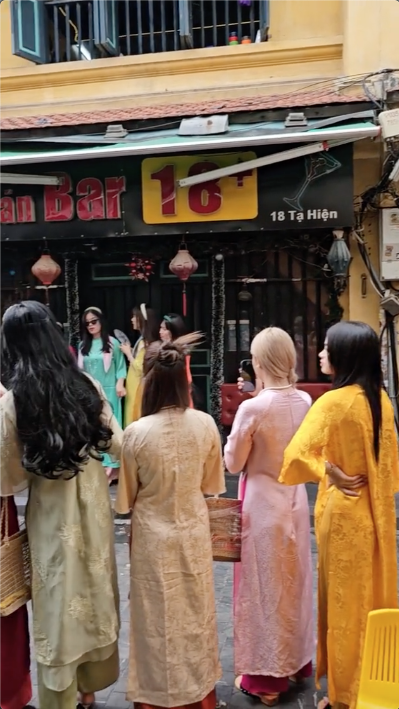 Một con phố Hà Nội đông nghịt các bạn trẻ đến check in chụp hình, “sắm” ảnh đẹp trước Tết  