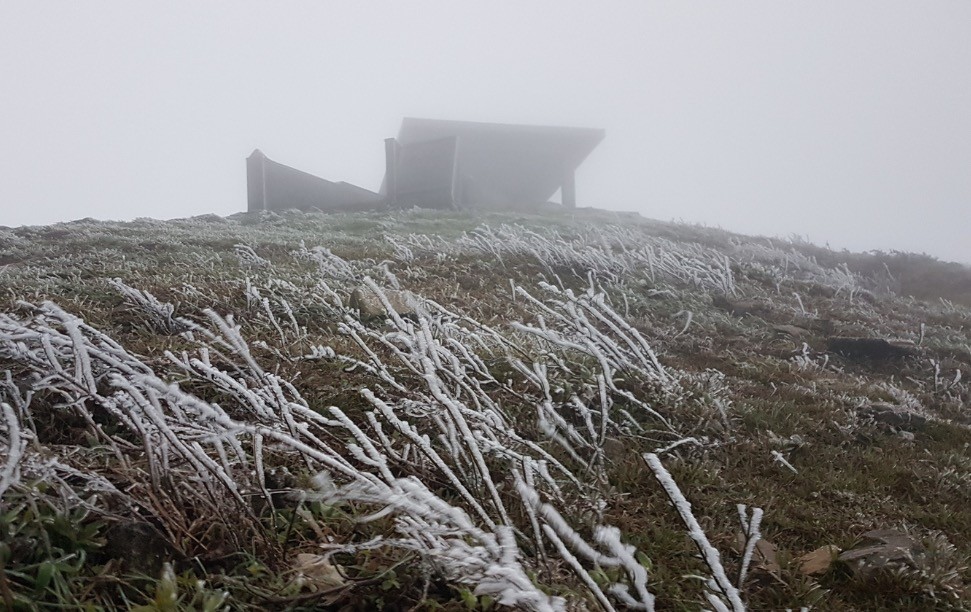 băng tuyết xuất hiện khá dày trên đỉnh núi Phia Oắc