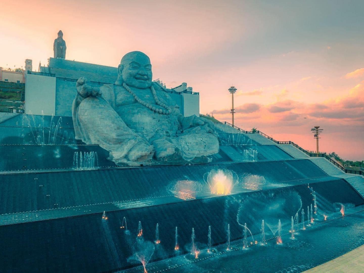 tượng Phật Di Lặc khổng lồ trên đỉnh núi