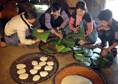 Học cách làm “bánh Trời” món bánh cổ truyền không thể thiếu của ngày của người Mông