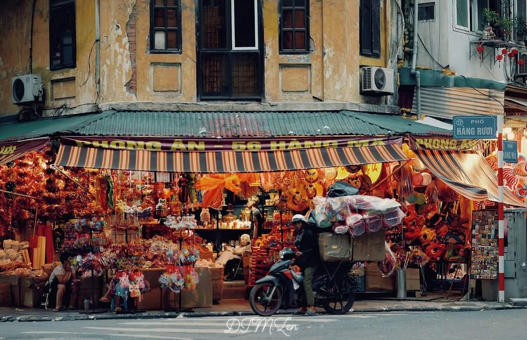 phố Hàng Mã đã sẵn sàng cho bạn trẻ đi chơi Trung thu sớm