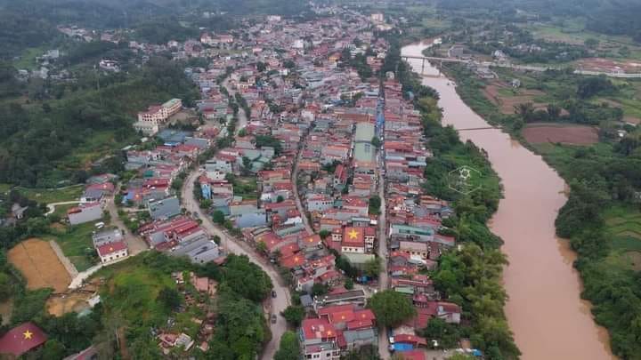 tạo hình lá cờ Tổ quốc trên những ngôi nhà