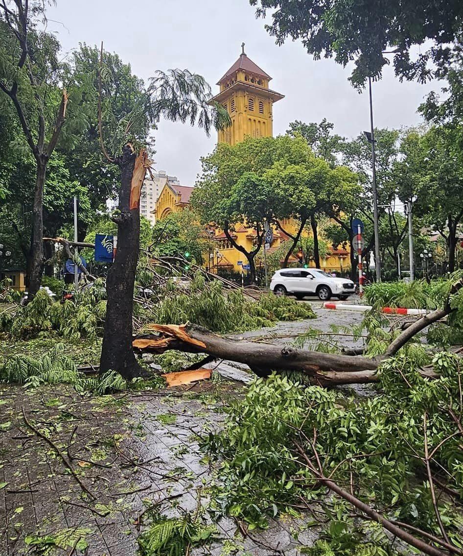 Thủ đô bị siêu bão Yagi tàn phá