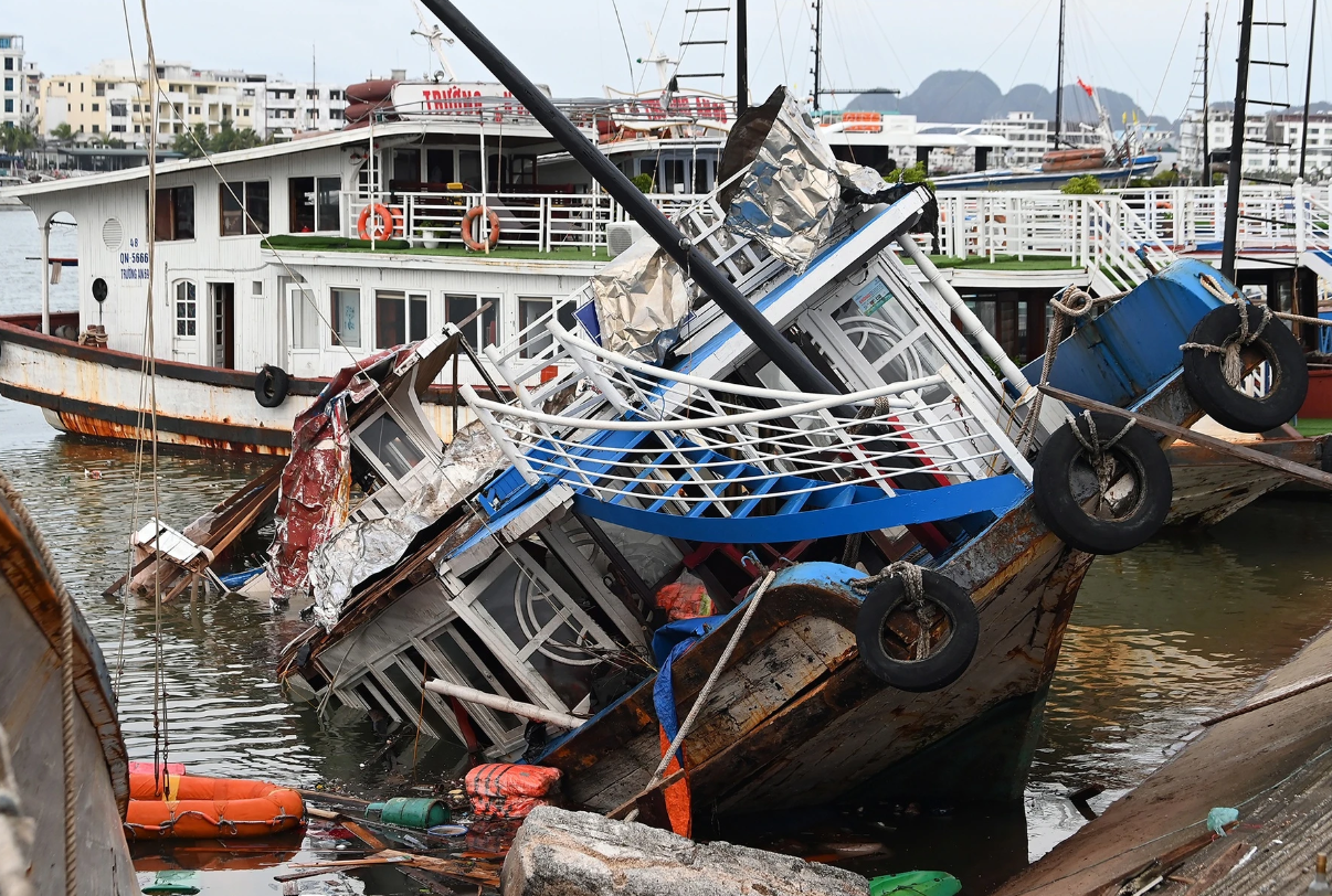 tàu thuyền chìm hư hỏng nặng nề ở hạ long quảng ninh