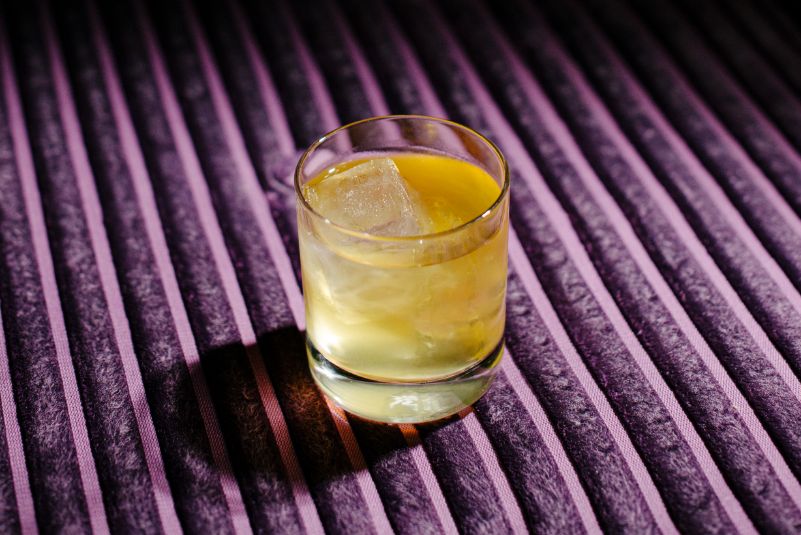 quán bar sử dụng nguyên liệu pha chế cocktail kỳ lạ