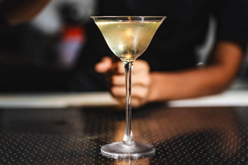 quán bar sử dụng nguyên liệu pha chế cocktail kỳ lạ